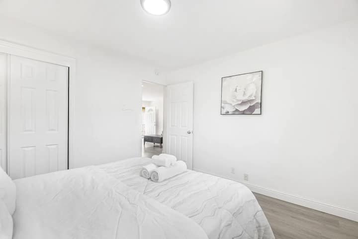 Dormitorio con cama tamaño queen