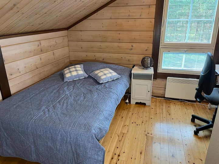 Habitación / oficina en la planta superior. La cama mide 120 cm. 