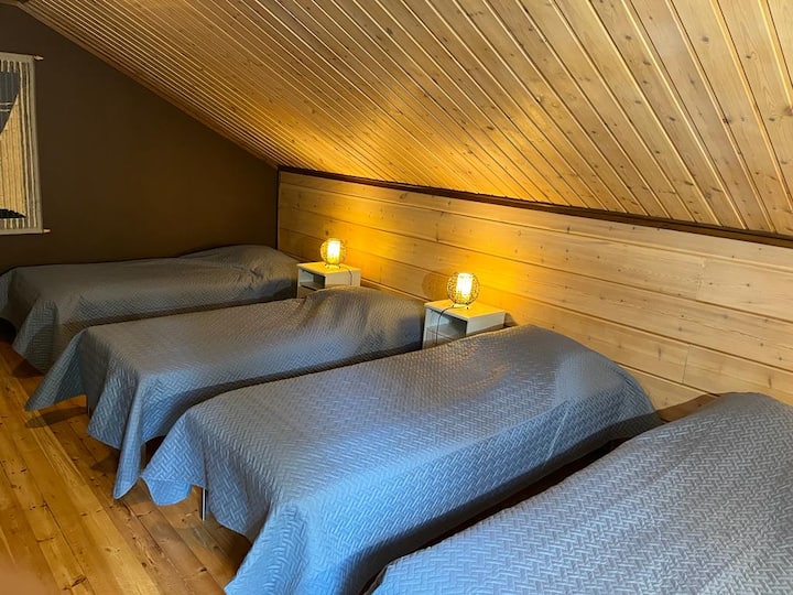 Dormitorio en planta baja con 4 camas individuales. 