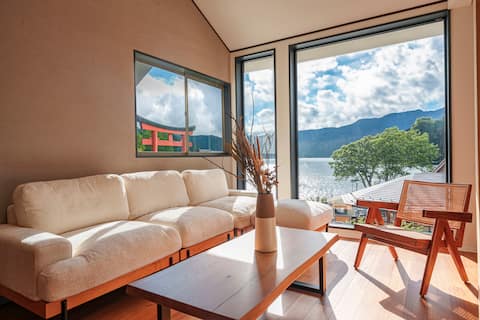 1-minute walk to Lake Ashi! A private designer inn in Hakone with a large window overlooking Lake As