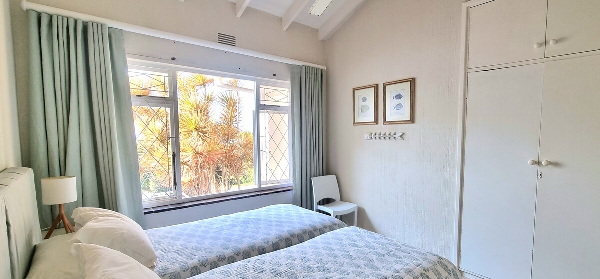 第二间卧室配有两张单人床和内置橱柜。 房可俯瞰泳池，可俯瞰部分海景。