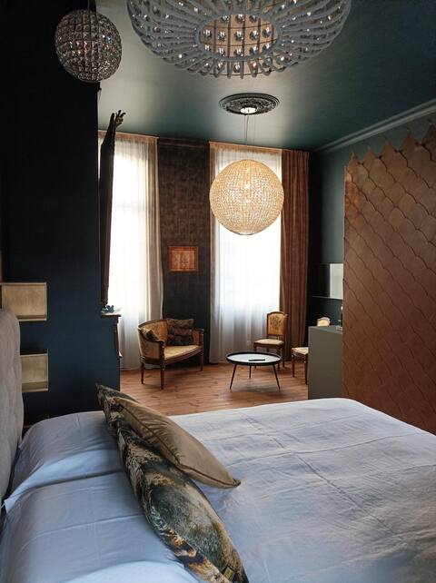 Louis XIV Studio, Downtown