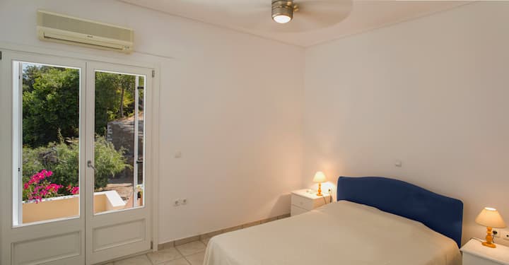 Un dormitorio con balcón privado