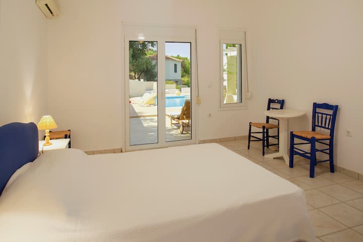 Dormitorio con acceso directo a la piscina