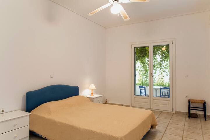 dormitorio con balcón privado