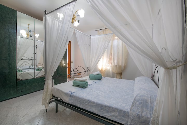 Chumba cha kulala mara mbili na dari, WARDROBE na kabati la nguo. Kitanda cha watoto ikiwa inahitajika.