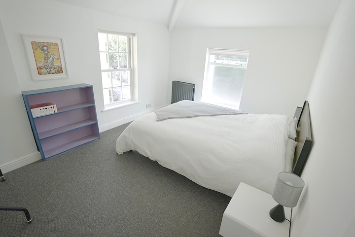 มีเตียงคิงไซส์อีกหลังในห้องนอนคู่หมายเลข 3