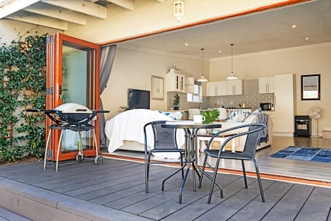 Tranquil luxury cottage with deck & private garden