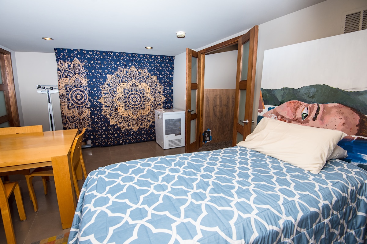 cama doble en la sala de artesanía del sótano