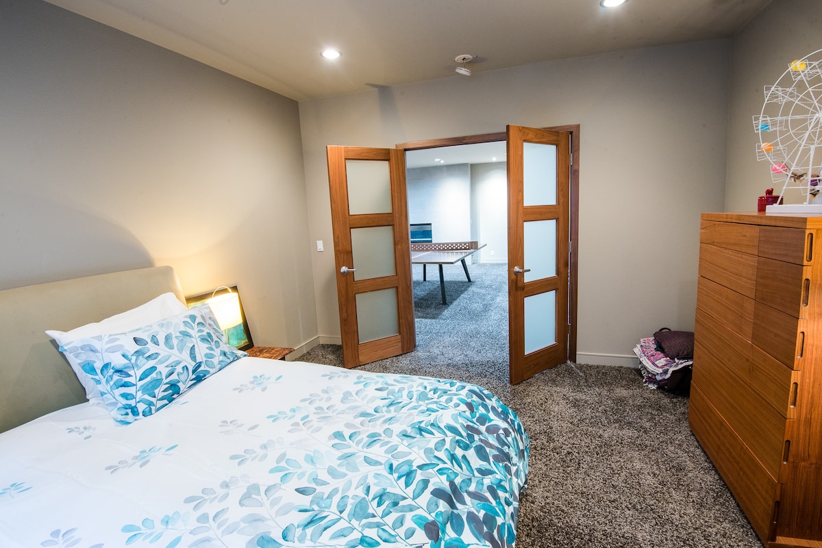 dormitorio tamaño king en el sótano