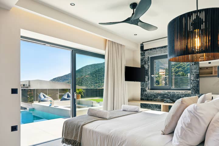 En-suite bedroom, with a king-size bed, located on the ground floor