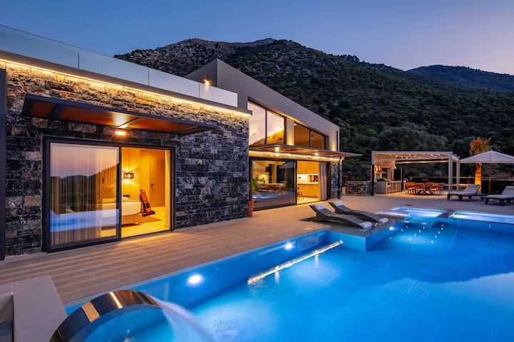 Luxury Villa with Sea Views, Fire Pit & near beach