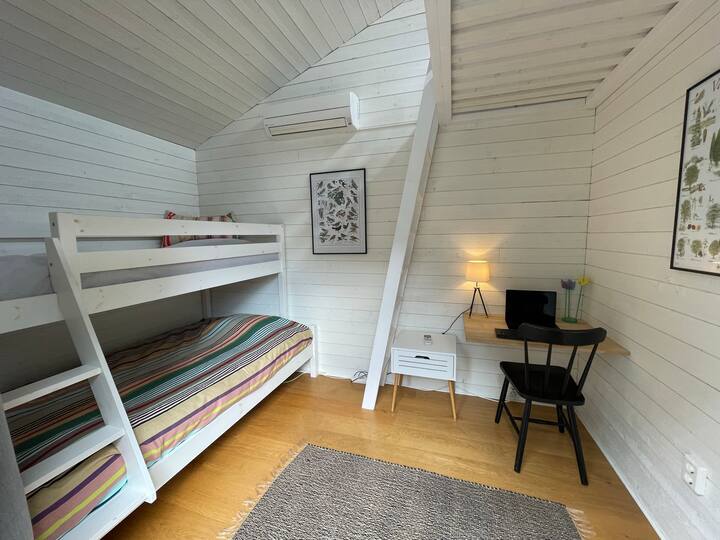 غرفة نزلاء مع أسرّة بطابقين ومساحة عمل