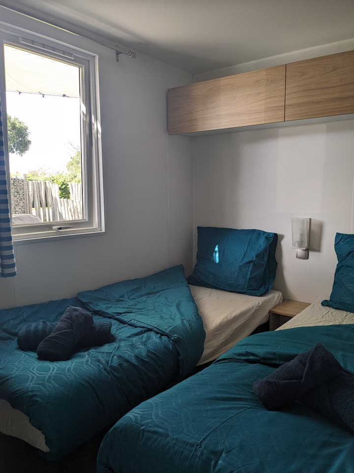Quarto Fino com 2 cama de solteiro