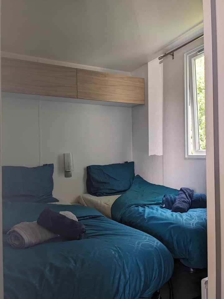Outro quarto fino com 2 camas de solteiro saborosas!