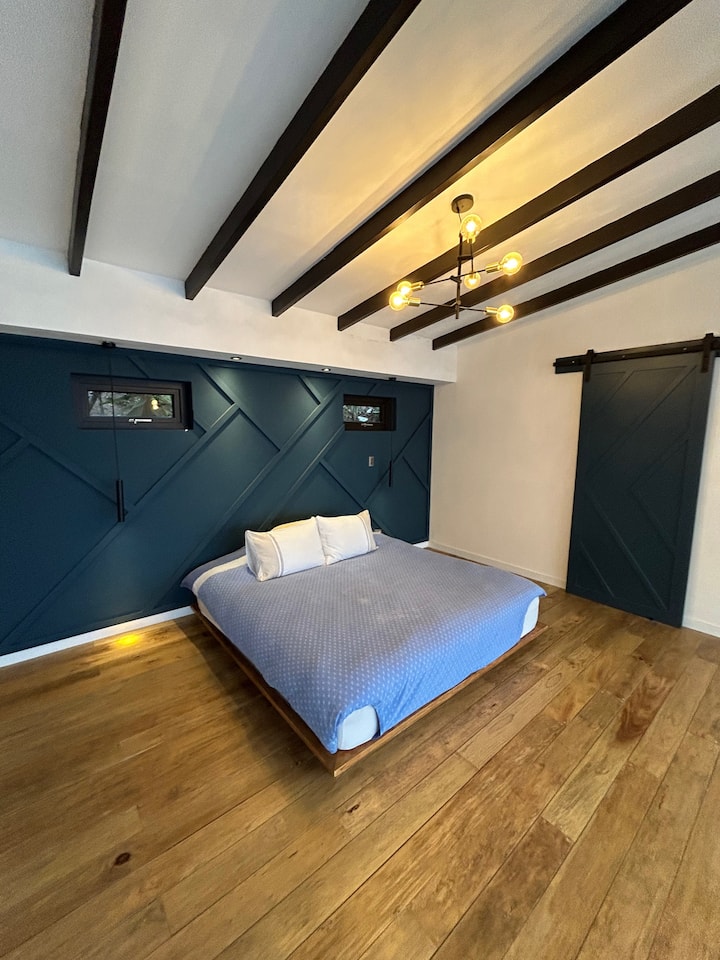 เตียงควีนไซส์ต่ำมองเห็นวิวทะเลสาบได้โดยตรง