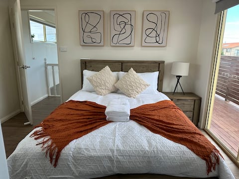 3BR house w/ parking & AC, 15 mins walk to wharf