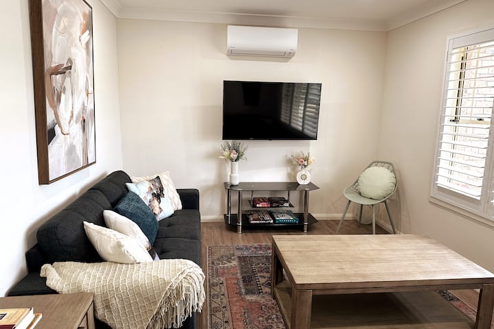 3br House W/ Parking & Ac, 15 Mins Walk To Wharf - Berry