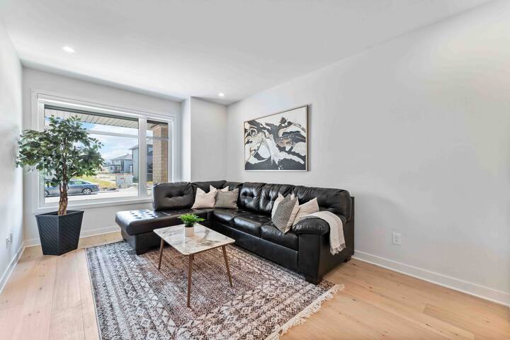 *NEW* Prestigious 5BED Home | 25MINS 2DT gallery image 4