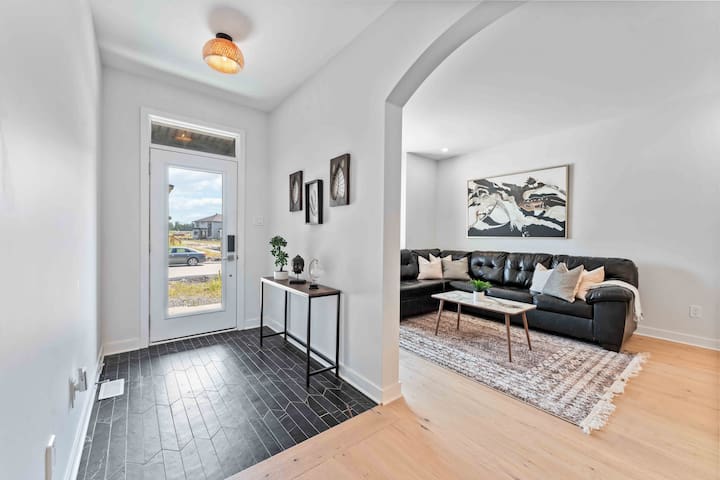 *NEW* Prestigious 5BED Home | 25MINS 2DT gallery image 2