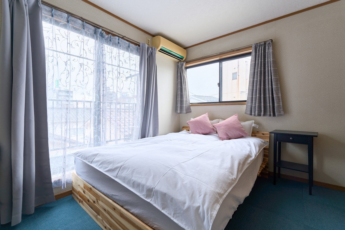 Спалня на 3 - ти етаж с 3 двойни легла 210 см × 140 см.Има и пространство на балкона