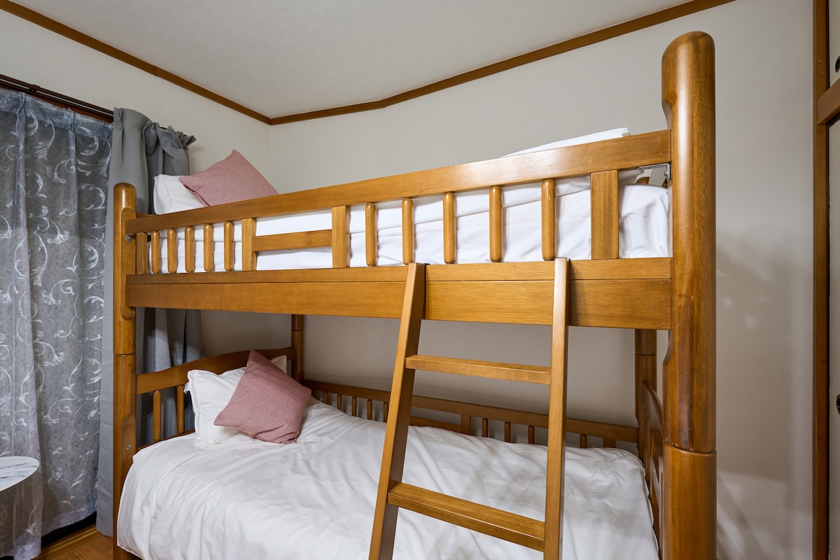 Спалня на 1 - ви етаж 1 двойно легло 210 см × 140 см, двуетажно единично легло 200 см × 100 см