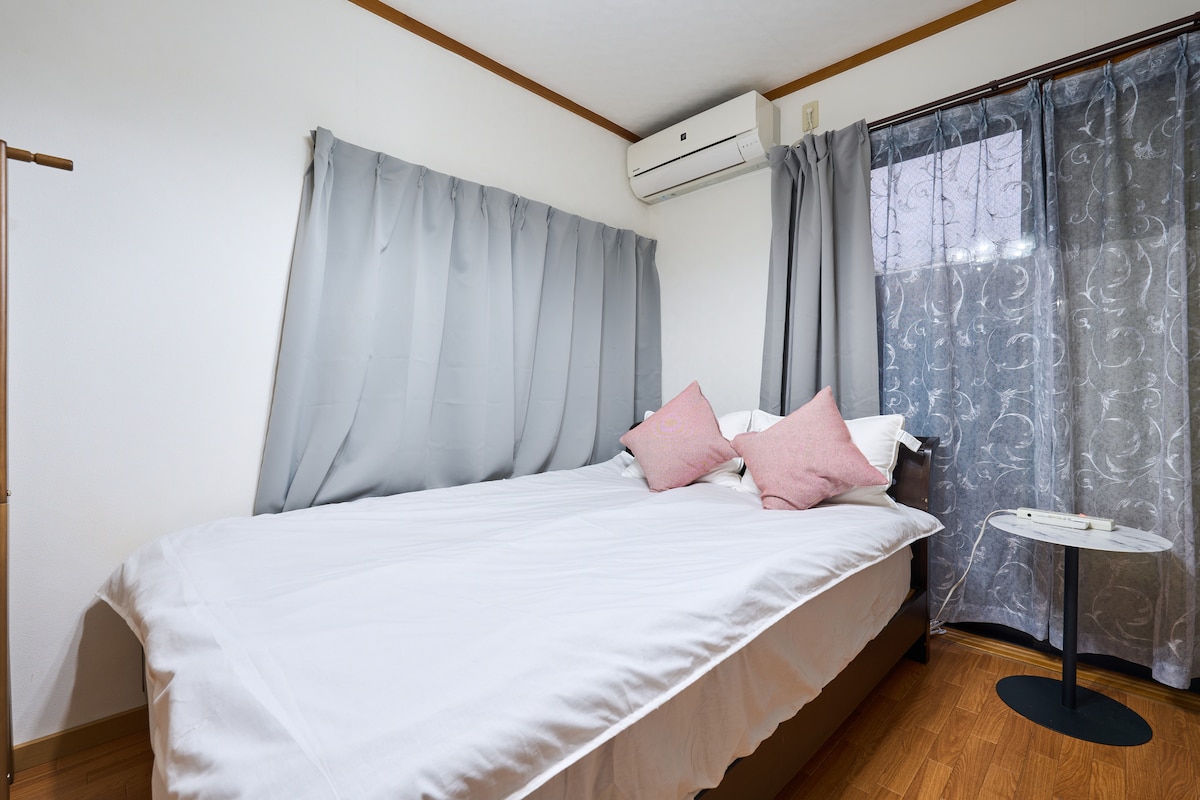 Спалня на 1 - ви етаж 1 двойно легло 210 см × 140 см.