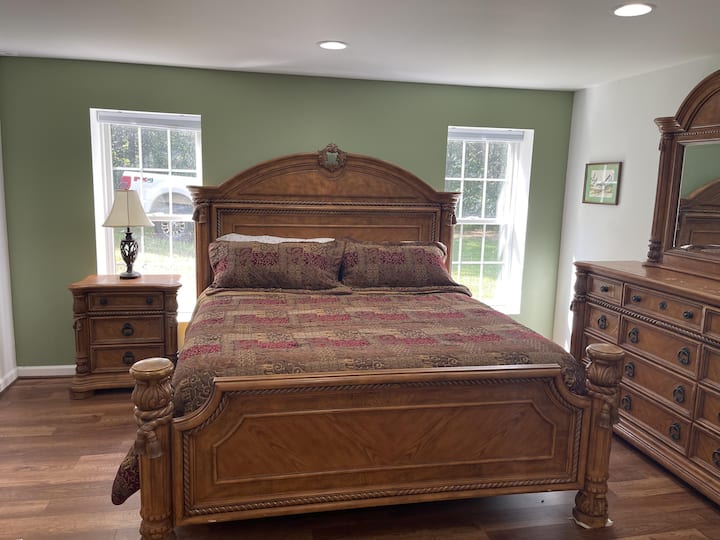 الطابق السفلي غرفة النوم الرئيسية.