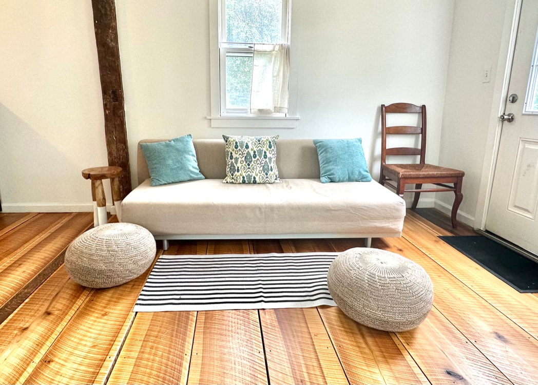 ספה נפתחת למיטה זוגית רחבה לאורחים נוספים. 