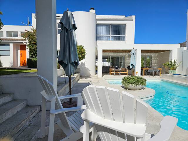 Architectural Waterfront Escape gallery image 4