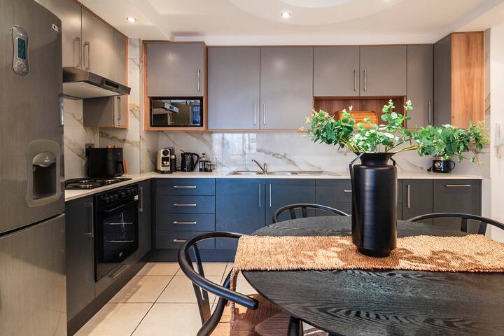 Stylish Sunlit Ocean View Oasis! gallery image 3