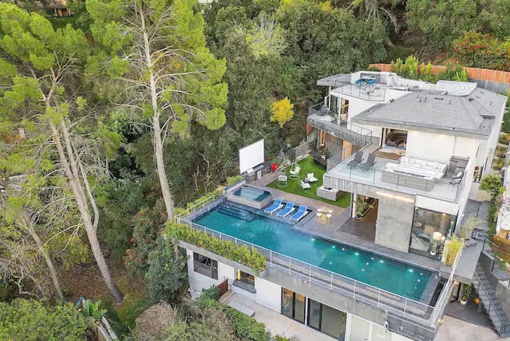 Hillside Estate: Pool & Jacuzzi