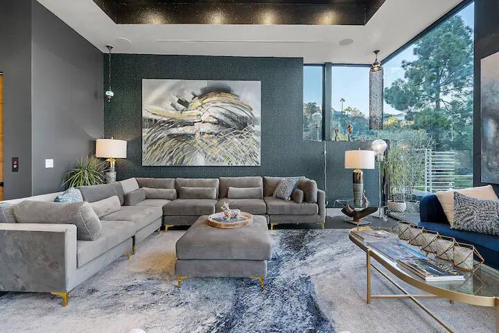 Hillside Estate: Pool & Jacuzzi gallery image 3