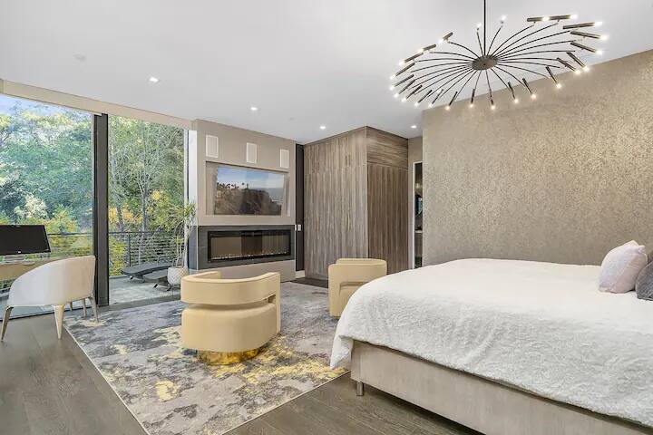 Hillside Estate: Pool & Jacuzzi gallery image 5