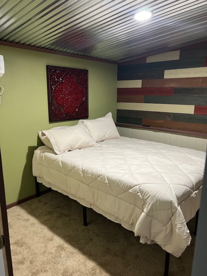 Queensize slaapkamer met ingang aan het einde van de sjoeltafel, inclusief een smart-tv