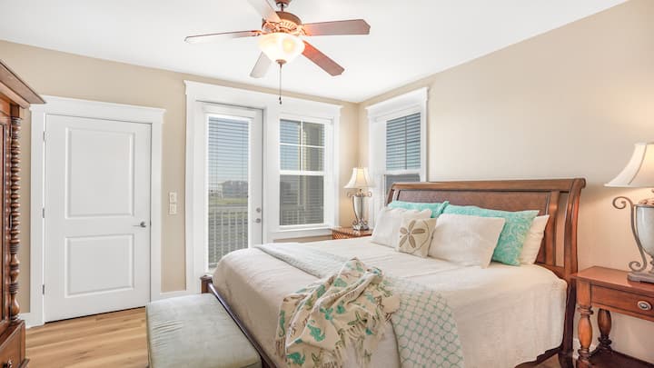 El dormitorio principal tiene su propio balcón mirando hacia el Golfo de México.