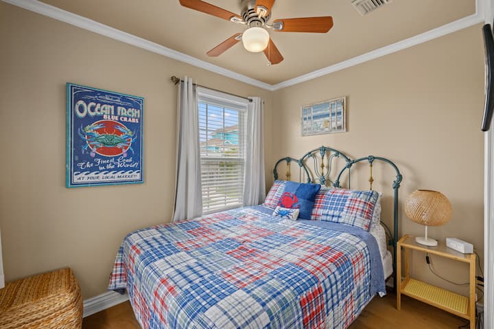 ✨ Oddýchnite si v tejto príjemnej spálni s manželskou posteľou, mäkkou posteľnou bielizňou, príjemným osvetlením a upokojujúcim pobrežným dekorom. Vďaka dostatočnému úložnému priestoru a pokojnej atmosfére je to ideálne miesto na odpočinok a dobitie energie po objavovaní Galvestonu.✨