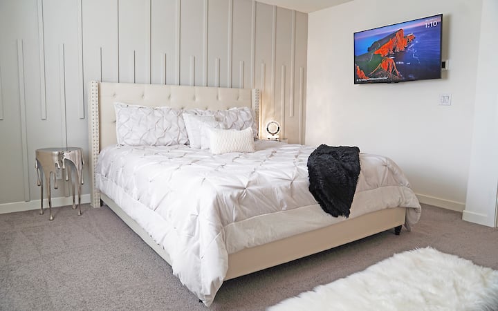 Chumba cha msingi cha kulala:  Pumzika ukitazama kipindi unachokipenda kwenye televisheni ya 48". 