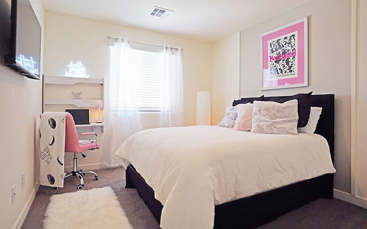 Chumba cha kulala cha Mgeni #1 Inastarehesha kwa sanaa ya Banksyland.