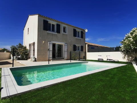 Villa with Pool • Beach 15'