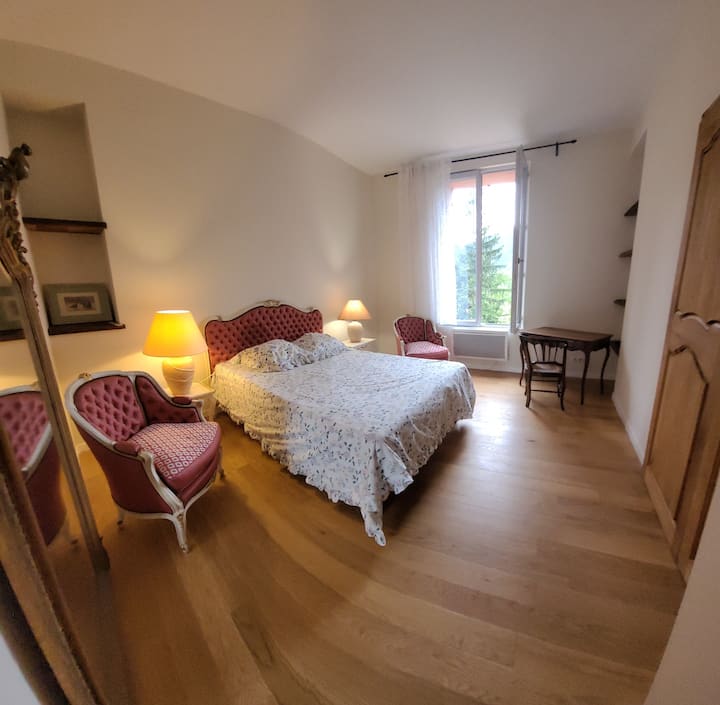 غرفة نوم الطابق الأول، مع غرفة استحمام مجاورة