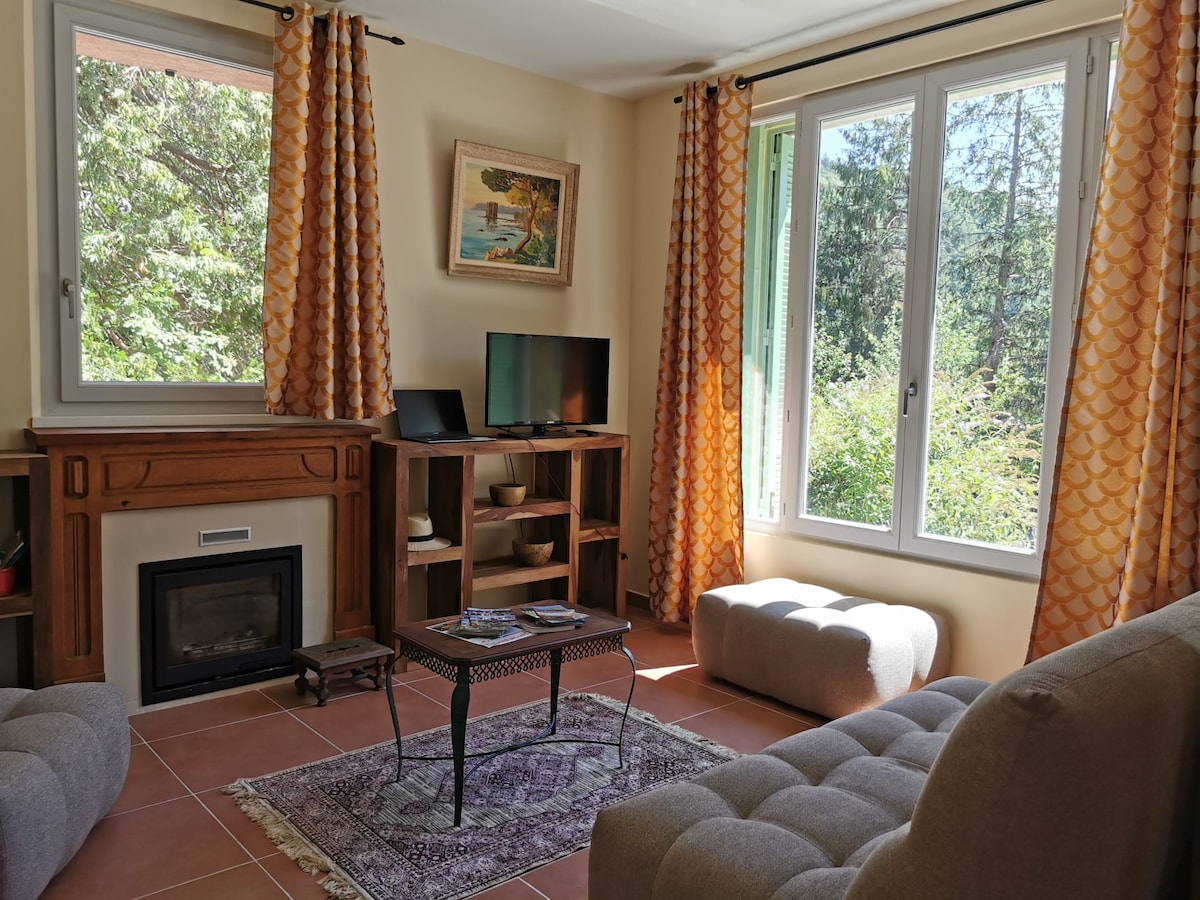 удобна дневна соба со ТВ каучи, вметнете и комуницирајте со тераса;