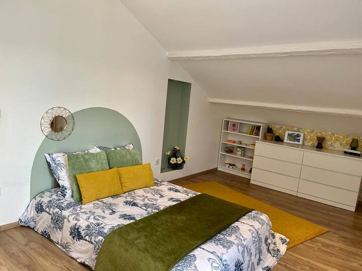 您可以在这间宽敞的房间找到： 
-一张双人床
-一张婴儿床（按需提供）
-梳妆台供您存放物品 
-图书馆，里面有幼儿和游戏的书籍 