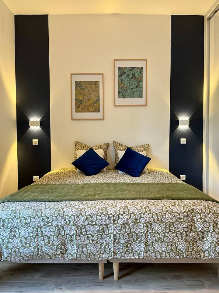 在这间主套房里，您会看到一张宽敞的标准双人床。 