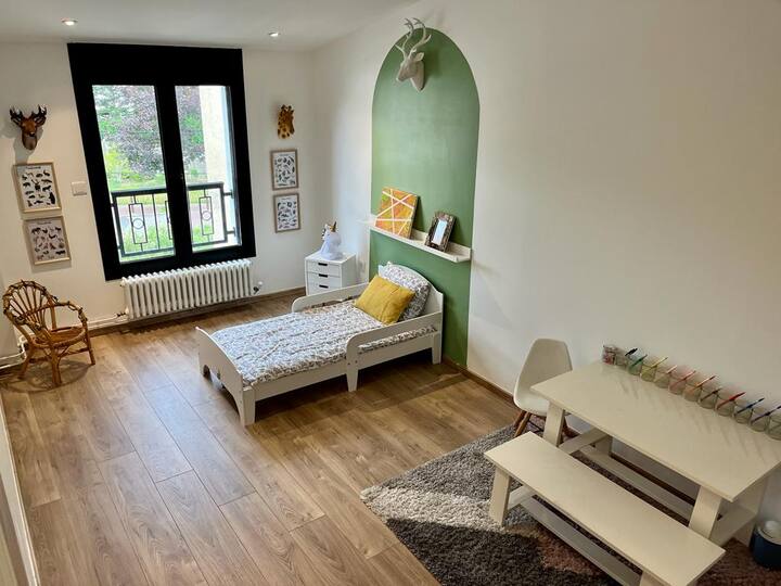 这间模块化客房可容纳1名儿童和1名儿童和一名成人。 
您会发现一个图书馆，里面有许多儿童书籍（年轻人和老年人）以及各种棋盘游戏。