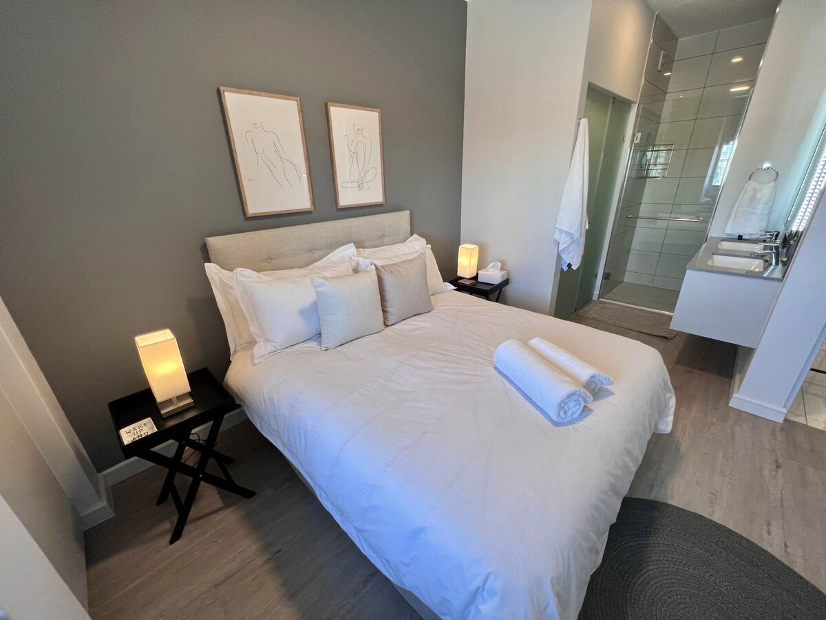 Chumba kikuu cha kulala na Bafu la chumbani