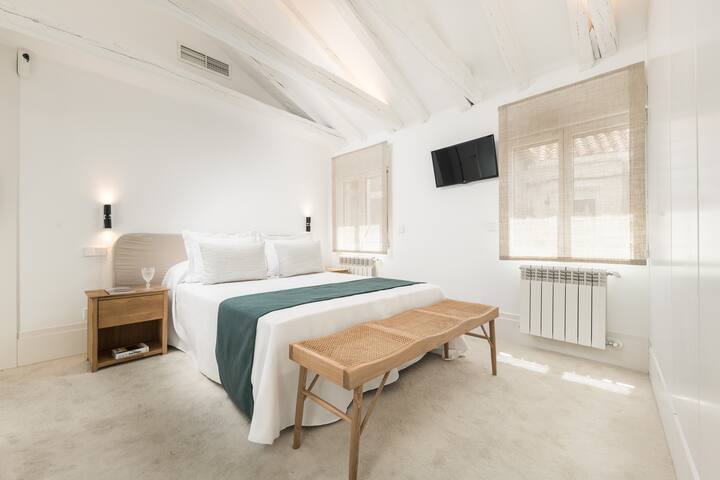 Homeclub | Design Penthouse in Justicia, Madrid gallery image 2