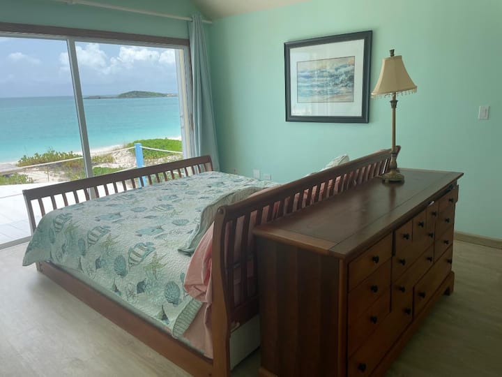 Основна спалня на горния етаж.  Има двойно легло king size  (за максимум 2 - ма души).  Прилежаща баня и дрешник.  Балкон.