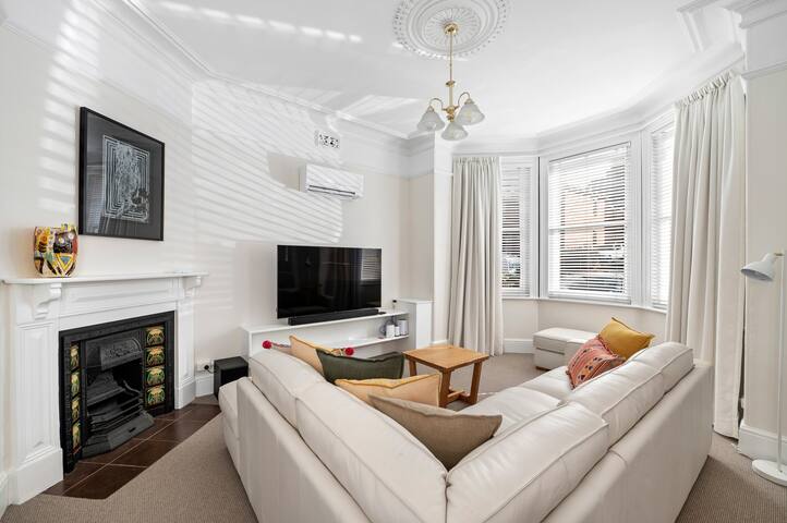 Charming townhouse in heart of Hobart CBD gallery image 3