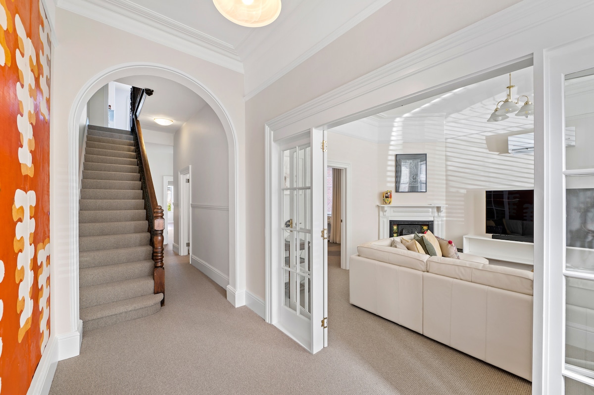 Successful Airbnb property: Charming townhouse in heart of Hobart CBD in Hobart